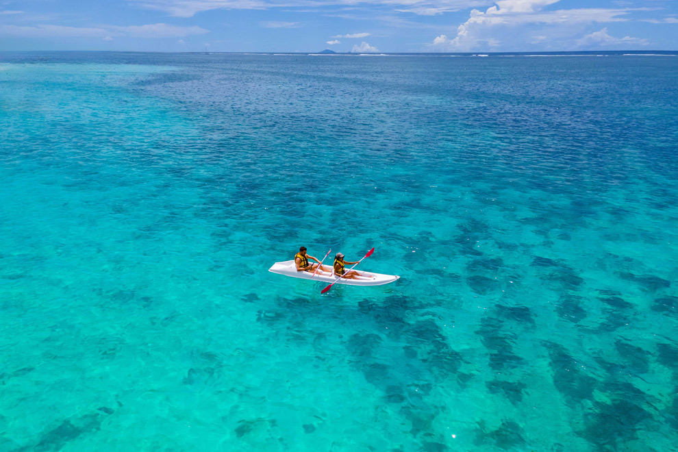 Canoe en amoureux aux seychelles sur une eau crystalline